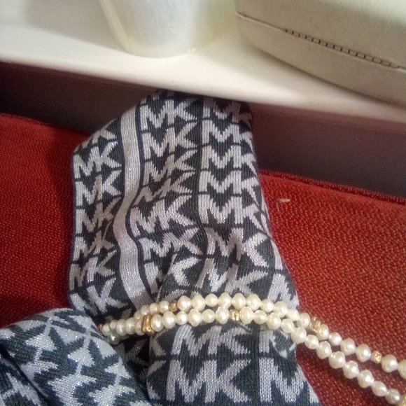 Forever 21 Designer V neck sweater   $34+free scarf . - Picture 10 of 11